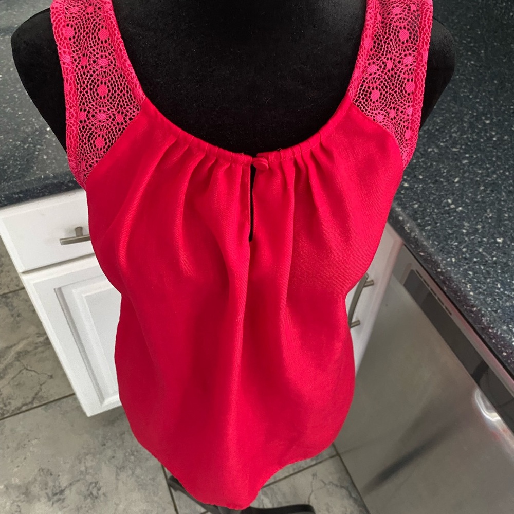 GAP Bright Pink Lace-Trim Sleeveless top NO STAINS